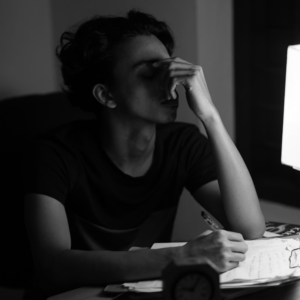 Kvinde med diffust hårtab, der oplever tyndere hår som følge af stress