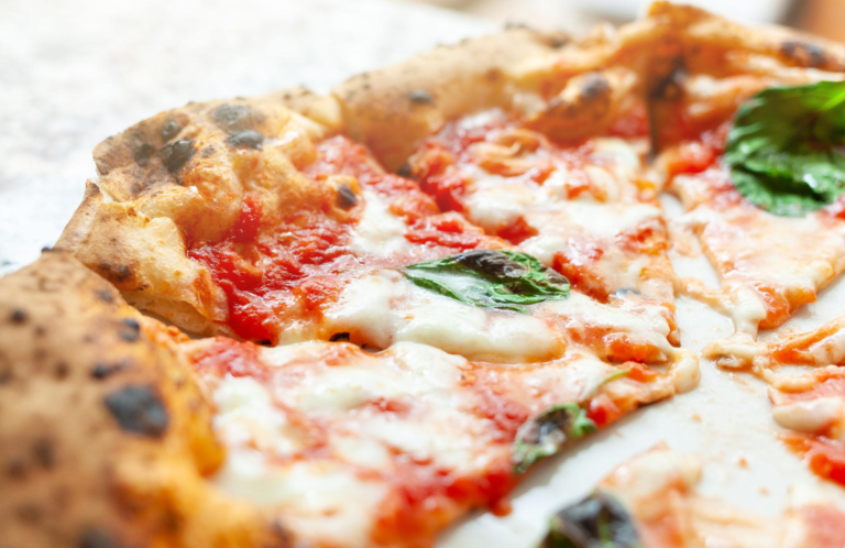 Read more about the article Perfekt hjemmelavet pizza til pizzaovn (sprød italiensk stil)
