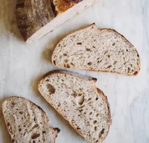 Read more about the article Surdejsrugbrød – klassisk dansk rugbrød med dyb smag